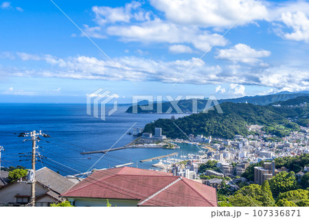 熱海市の街並みを一望 107336871