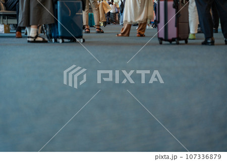人混み　搭乗口　スーツケース　空港　飛行機　羽田空港　離陸　航空会社　エンジン　ブレーキ　午前　足元 107336879