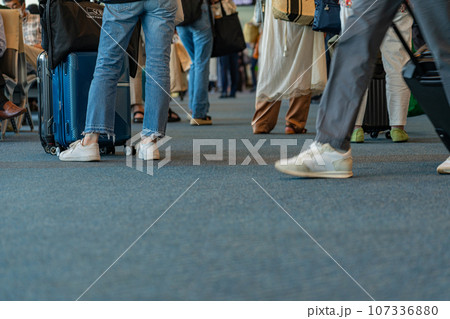 人混み 搭乗口 スーツケース 空港 飛行機 羽田空港 離陸 航空会社 エンジン ブレーキ 午前 足元 人混み 搭乗口 スーツケース 空港 飛行機 羽田空港 離陸 航空会社 エンジン ブレーキ 午前 足元 107336880