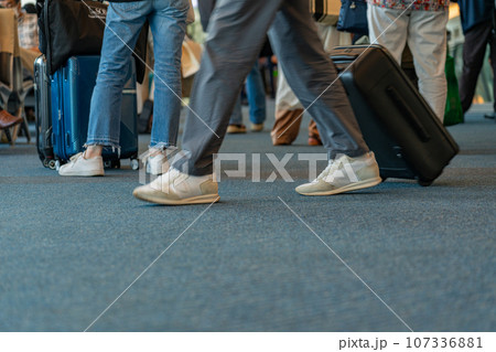 人混み 搭乗口 スーツケース 空港 飛行機 羽田空港 離陸 航空会社 エンジン ブレーキ 午前 足元 人混み 搭乗口 スーツケース 空港 飛行機 羽田空港 離陸 航空会社 エンジン ブレーキ 午前 足元 107336881