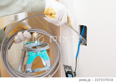 電気工事　ケーブルの通線・入線作業 107337018