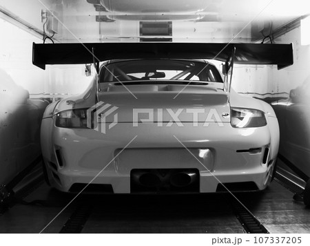 輸送されるレーシングカー 輸送されるレーシングカー 107337205