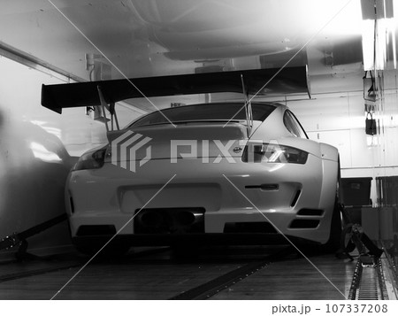 輸送されるレーシングカー 輸送されるレーシングカー 107337208