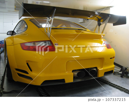 輸送されるレーシングカー 107337215