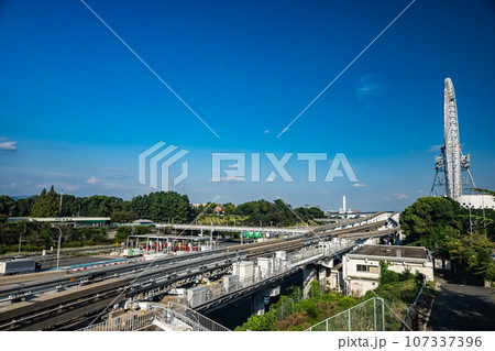 大阪モノレールの軌道と観覧車 107337396