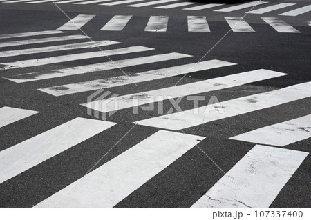 複雑な模様を描く日本の横断歩道 107337400