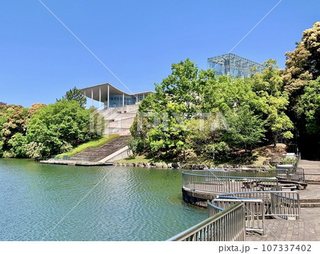 五月晴れの青空と新緑に囲まれた岡崎市美術博物館〈岡崎中央総合公園/愛知県岡崎市〉 五月晴れの青空と新緑に囲まれた岡崎市美術博物館〈岡崎中央総合公園/愛知県岡崎市〉 107337402