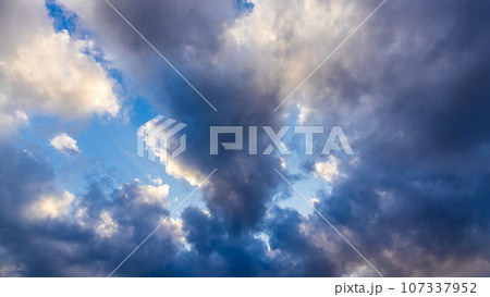 夕方の空に流れるたくさんの雲 夕方の空に流れるたくさんの雲 107337952