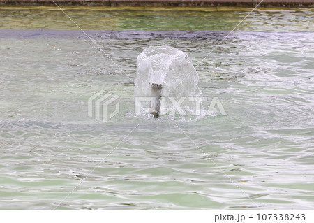 【噴水】公園での休憩に噴水の様子 107338243