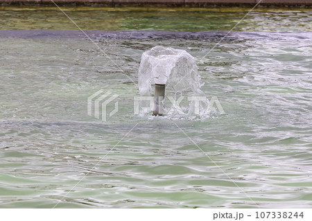 【噴水】公園での休憩に噴水の様子 107338244