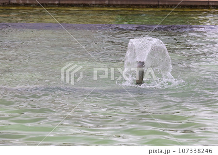 【噴水】公園での休憩に噴水の様子 107338246