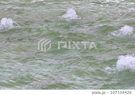 【噴水】公園での休憩に噴水の様子 107338426