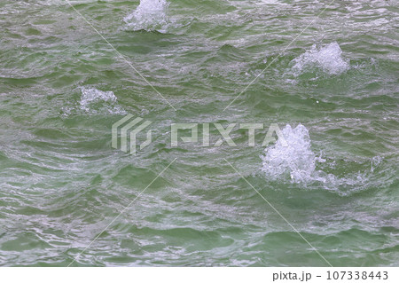 【噴水】公園での休憩に噴水の様子 107338443