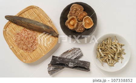 和風の出汁(だし)イメージ｜鰹節・削り節・昆布・煮干し・椎茸 107338852