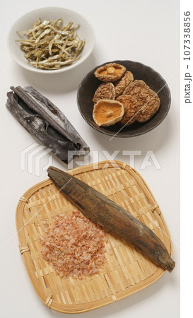 和風の出汁(だし)イメージ｜鰹節・削り節・昆布・煮干し・椎茸 107338856