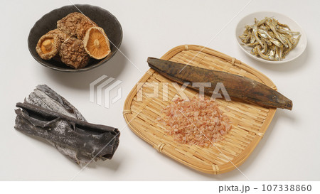 和風の出汁(だし)イメージ|鰹節・削り節・昆布・煮干し・椎茸 和風の出汁(だし)イメージ|鰹節・削り節・昆布・煮干し・椎茸 107338860