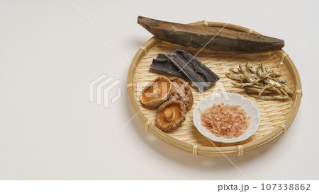 和風の出汁(だし)イメージ|鰹節・削り節・昆布・煮干し・椎茸 和風の出汁(だし)イメージ|鰹節・削り節・昆布・煮干し・椎茸 107338862
