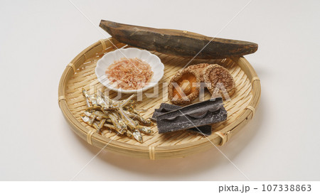 和風の出汁(だし)イメージ｜鰹節・削り節・昆布・煮干し・椎茸 107338863