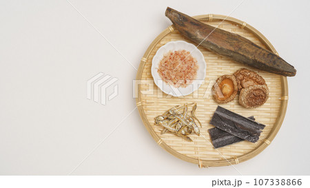 和風の出汁(だし)イメージ|鰹節・削り節・昆布・煮干し・椎茸 和風の出汁(だし)イメージ|鰹節・削り節・昆布・煮干し・椎茸 107338866