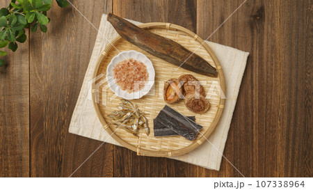 和風の出汁(だし)イメージ｜鰹節・削り節・昆布・煮干し・椎茸 107338964