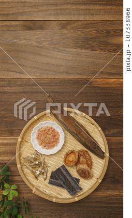 和風の出汁(だし)イメージ｜鰹節・削り節・昆布・煮干し・椎茸 107338966