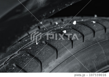 摩耗したタイヤ 107339016