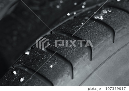 摩耗したタイヤ 107339017