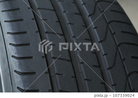 摩耗したタイヤ 摩耗したタイヤ 107339024