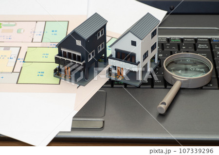 パソコンに置いた間取り図と住宅模型 パソコンに置いた間取り図と住宅模型 107339296