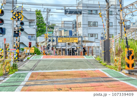 神奈川県横浜市の都市風景　生麦駅　開かずの踏み切り 107339409