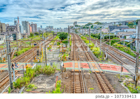 神奈川県横浜市の都市風景 生麦駅 開かずの踏み切り 神奈川県横浜市の都市風景 生麦駅 開かずの踏み切り 107339413