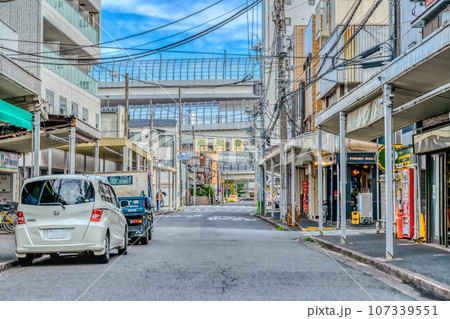 神奈川県横浜市の都市風景　生麦駅 107339551