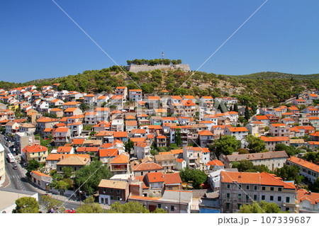 クロアチアのアドリア海沿岸の町シベニク　聖ミカエル要塞から望む旧市街と山の景色 107339687
