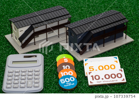 アパートの模型とお金と電卓 107339754