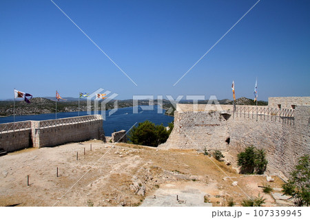 クロアチアのアドリア海沿岸の町シベニク 聖ミカエル要塞の旗がはためく砦跡 クロアチアのアドリア海沿岸の町シベニク 聖ミカエル要塞の旗がはためく砦跡 107339945