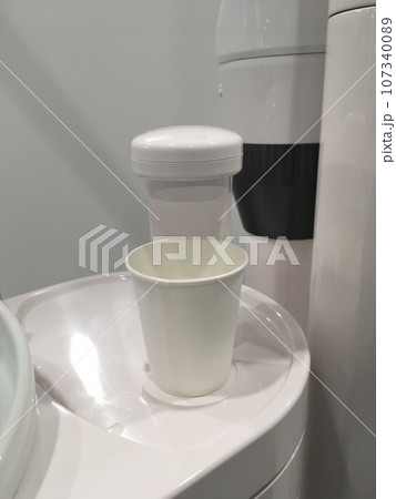 スピットン、歯医者で水が出る機械 107340089