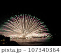 海面で炸裂する水中花火 107340364