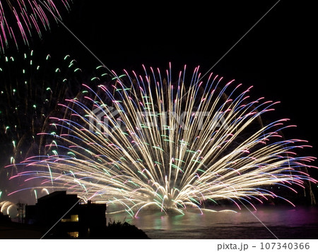 海面を彩る水中花火 107340366