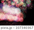 夜空を彩る無数の打上花火 107340367