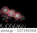 夜空を彩る五輪の打上花火 107340368