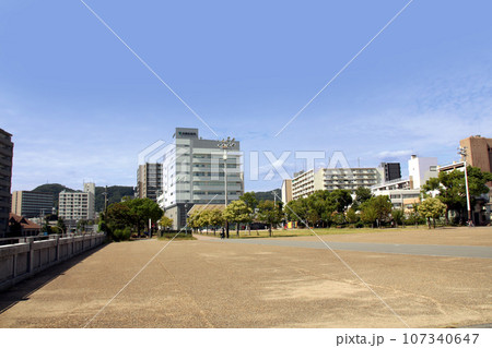 湊川公園の広場から見た神戸市兵庫区役所 107340647