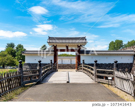 夏の城郭の景色 風情豊かな山形城二ノ丸 夏の城郭の景色 風情豊かな山形城二ノ丸 107341643
