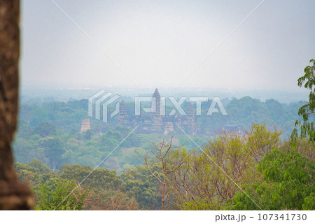 プノンバケンの丘からアンコールワットを眺める カンボジア・アンコール遺跡群 プノンバケンの丘からアンコールワットを眺める カンボジア・アンコール遺跡群 107341730