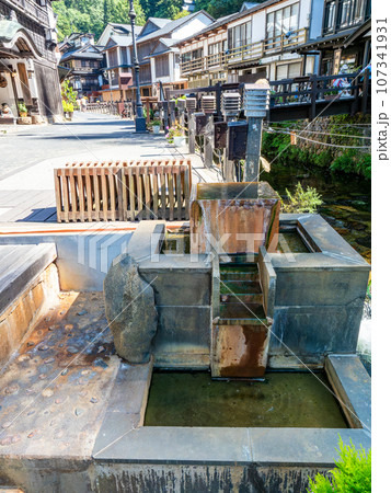 大正浪漫を感じさせる銀山温泉の風情豊かな夏の景色 大正浪漫を感じさせる銀山温泉の風情豊かな夏の景色 107341931
