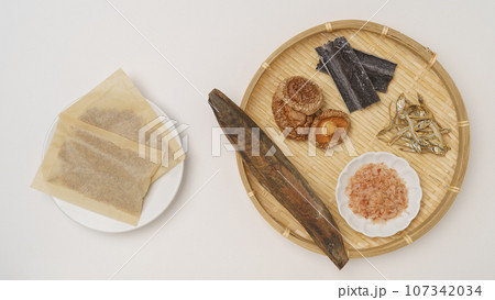 和風の出汁(だし)・だしパックイメージ｜鰹節・削り節・昆布・煮干し・椎茸 107342034