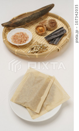 和風の出汁(だし)・だしパックイメージ|鰹節・削り節・昆布・煮干し・椎茸 和風の出汁(だし)・だしパックイメージ|鰹節・削り節・昆布・煮干し・椎茸 107342035