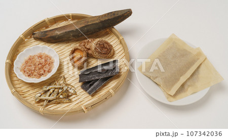 和風の出汁(だし)・だしパックイメージ|鰹節・削り節・昆布・煮干し・椎茸 和風の出汁(だし)・だしパックイメージ|鰹節・削り節・昆布・煮干し・椎茸 107342036