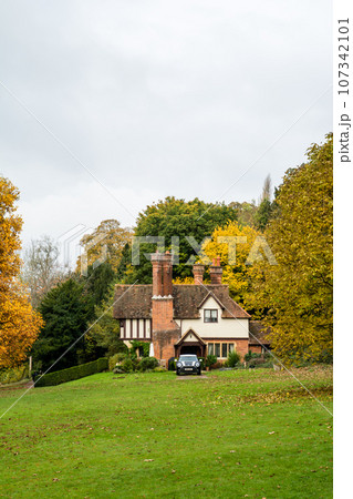 紅葉した木々に囲まれたハーフティンバーの歴史的な建物 ロンドン郊外のクライブデンにて 紅葉した木々に囲まれたハーフティンバーの歴史的な建物 ロンドン郊外のクライブデンにて 107342101