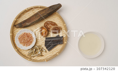 和風の出汁(だし)イメージ|鰹節・削り節・昆布・煮干し・椎茸 和風の出汁(だし)イメージ|鰹節・削り節・昆布・煮干し・椎茸 107342120