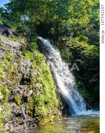 大正浪漫を感じさせる銀山温泉の奥にある美しい白銀の滝 107342287